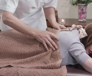 Bị dụ chịch bởi gã nhân viên massage